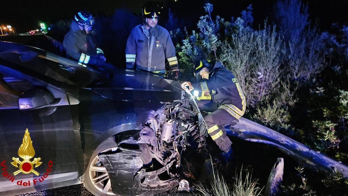 Olbia, perde il controllo dell’auto e sbatte sul guardrail