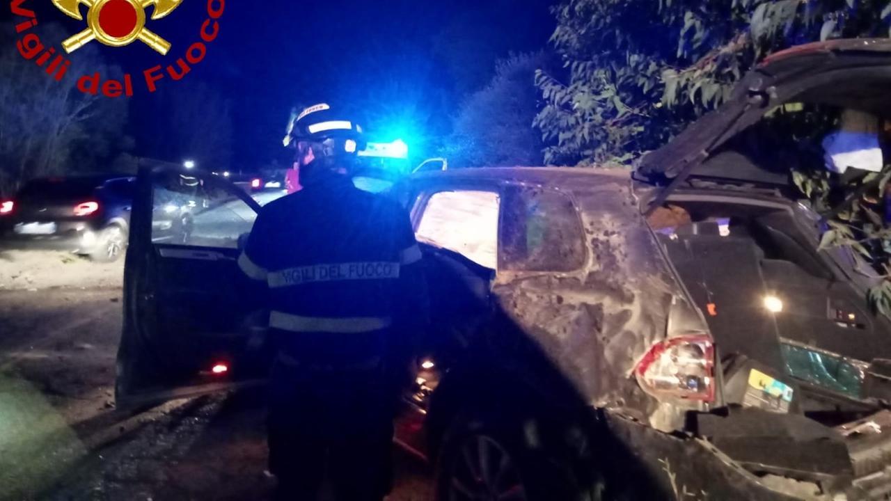 Arzachena, auto esce fuori strada e finisce nella vegetazione: tre feriti