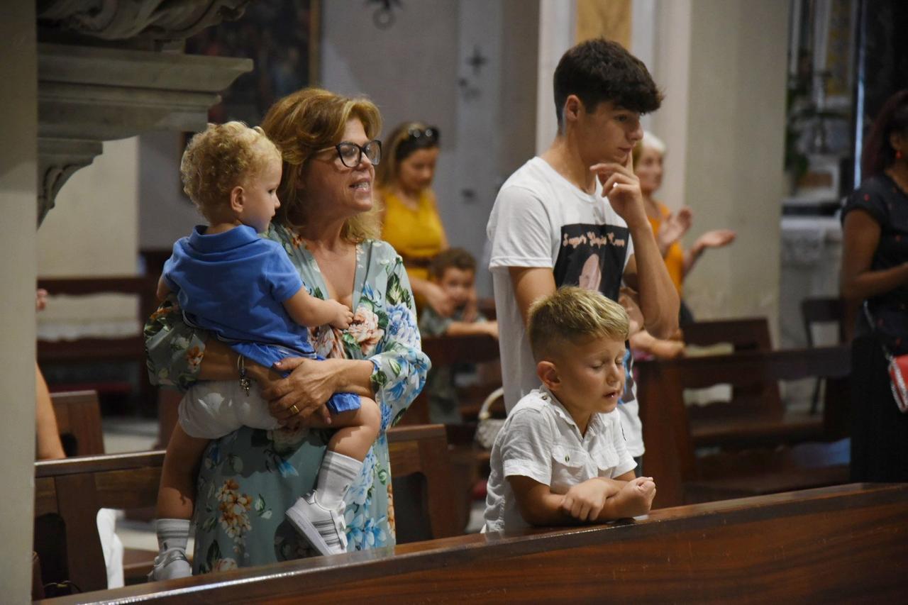 
	Lucia Sarconio in chiesa durante la cerimonia insieme ai figli, Fausto e Viola, e a Mattia, un amico di famiglia (foto Sernacchioli)

