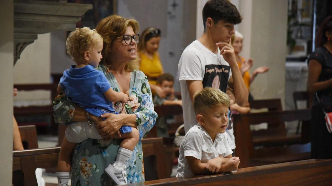 Lucia Sarconio in chiesa durante la cerimonia insieme ai figli, Fausto e Viola, e a Mattia, un amico di famiglia (foto Sernacchioli)