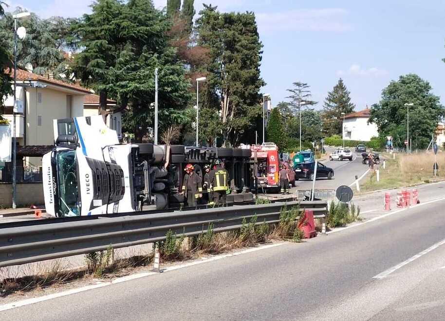 Tir ribaltato all’uscita della Fi-Pi-Li, strada chiusa a Montopoli