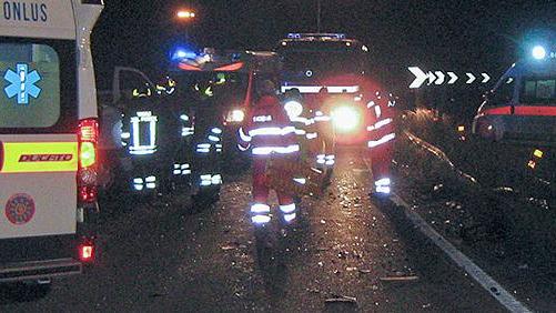 Auto fuori strada sulla «131», grave una coppia di fidanzati