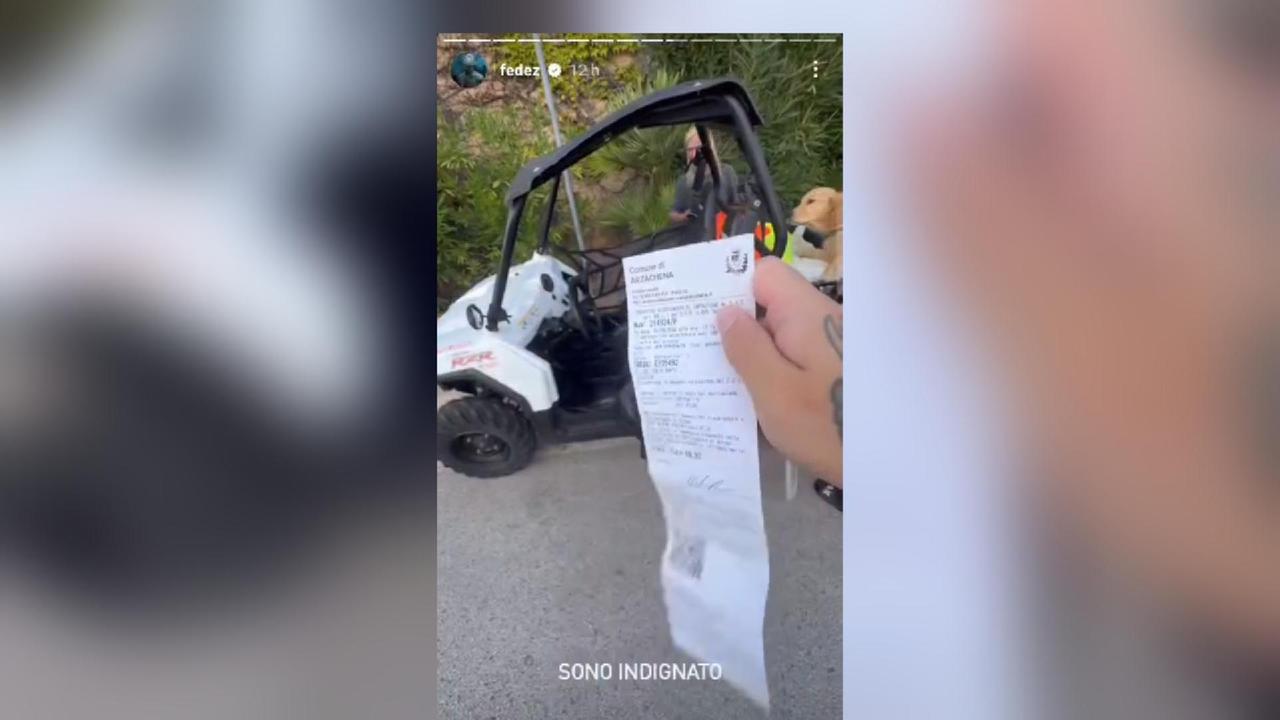 Fedez, multa da 60 euro ad Arzachena: «Posso indignarmi? Era un parcheggio perfetto»
