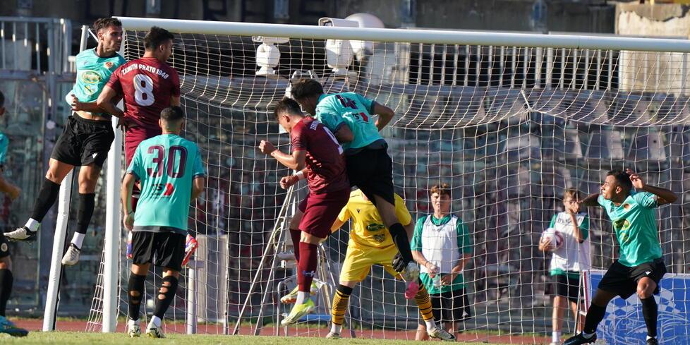 Un’azione di gioco del Livorno contro la Zenith Prato (foto Franco Silvi)