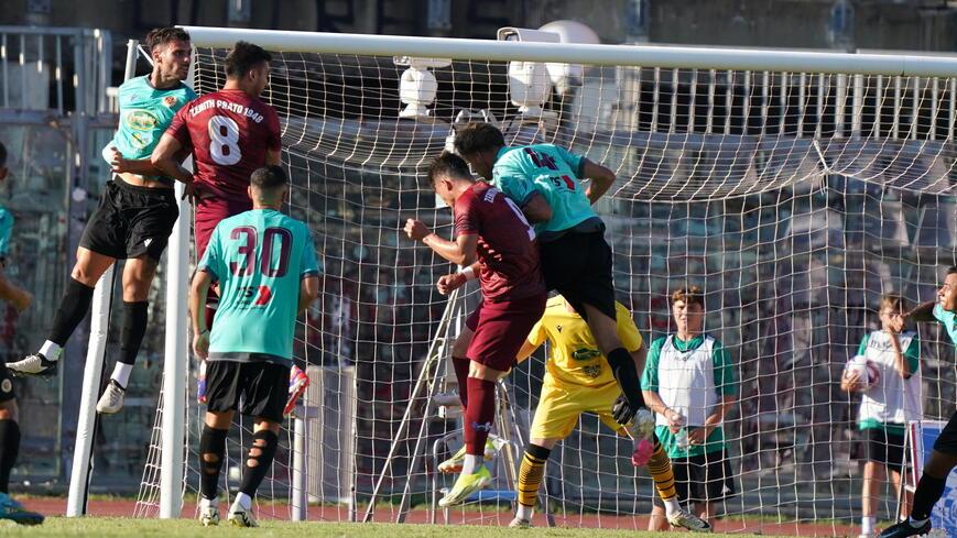 Un’azione di gioco del Livorno contro la Zenith Prato (foto Franco Silvi)