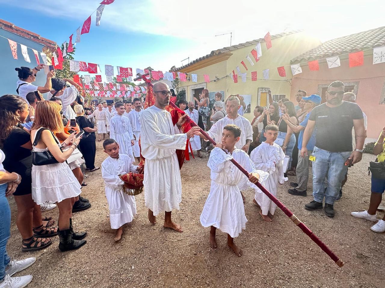 Cabras, San Salvatore è nel suo santuario: centinaia i visitatori per la corsa degli scalzi
