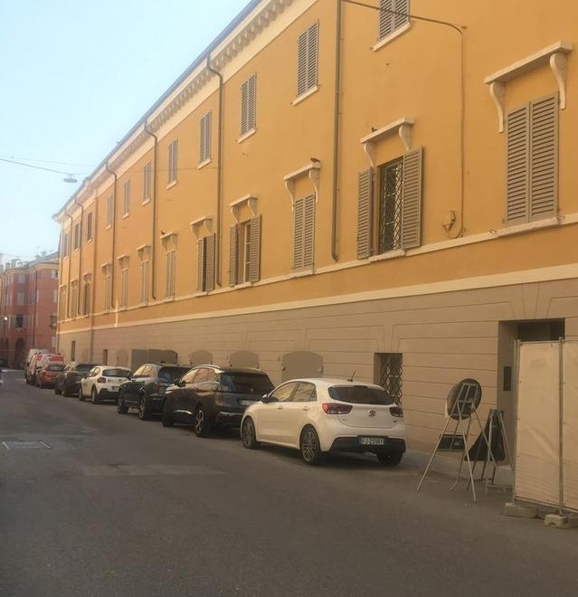 Garage “pericolosi” in via Saragozza a Modena: «L’apertura mette a rischio i pedoni»