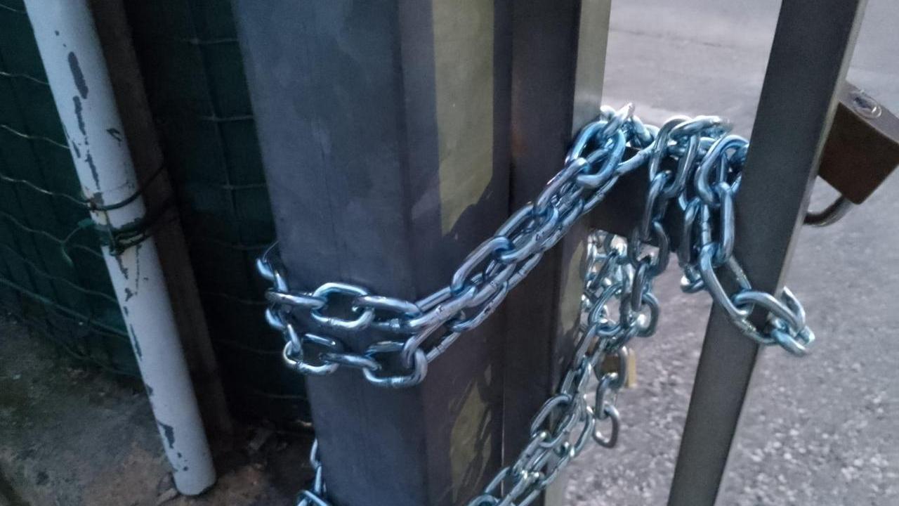 La catena messa nella notte al cancello di Ricortola come simbolo per impedire l’apertura