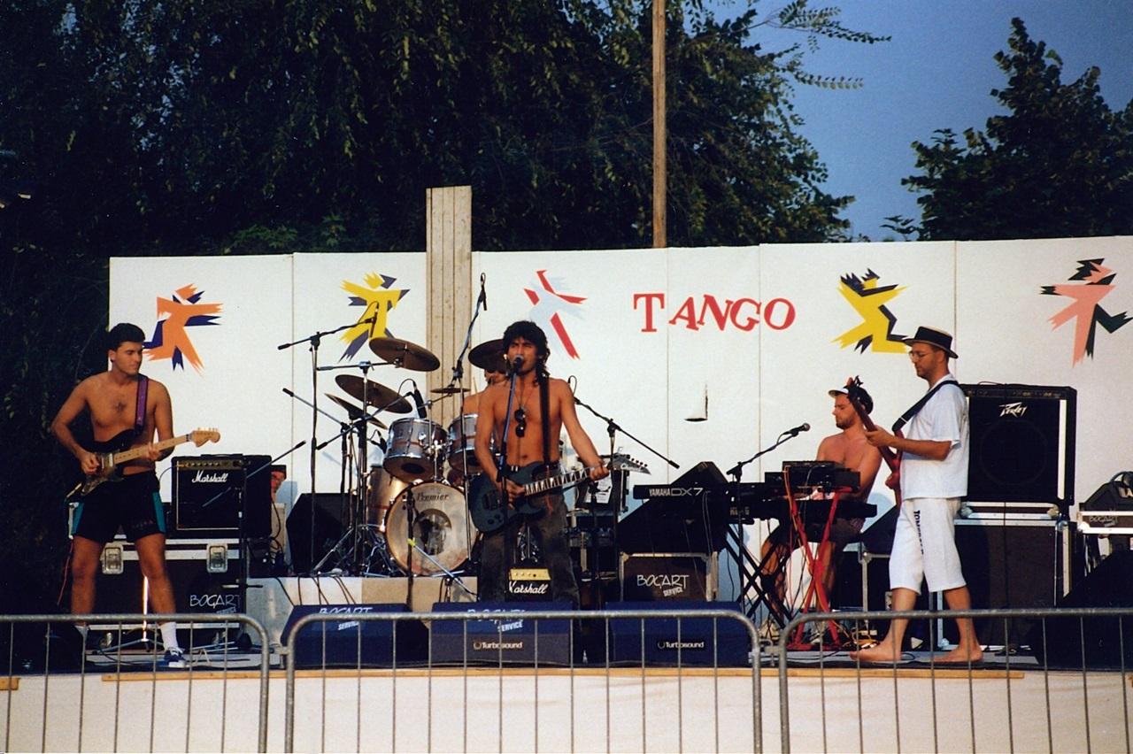 Un giovane Luciano Ligabue alla Festa dell’Unità di Bagnolo: lo scatto in mostra