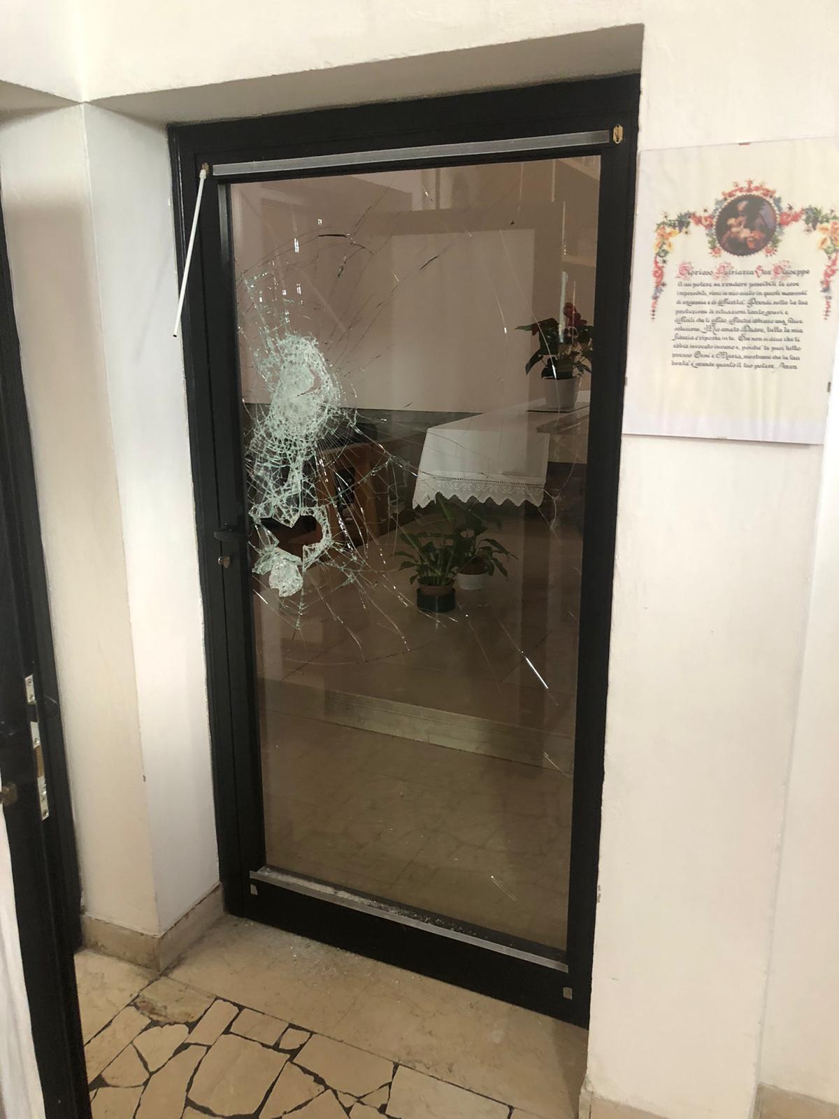 
	L'ingresso della sacrestia danneggiato dai ladri

