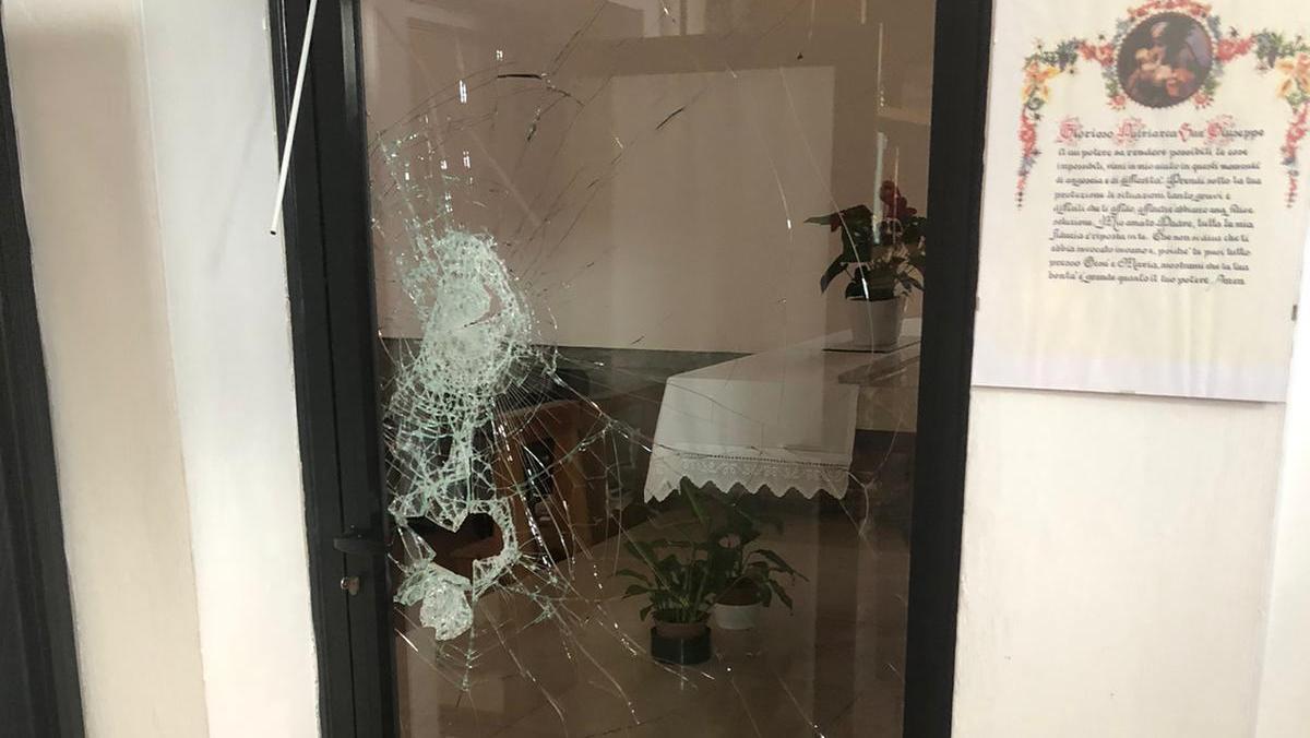 L'ingresso della sacrestia danneggiato dai ladri