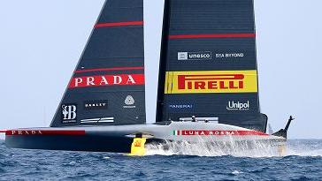 Luna Rossa entusiasma Barcellona, prima batte American Magic poi Britannia