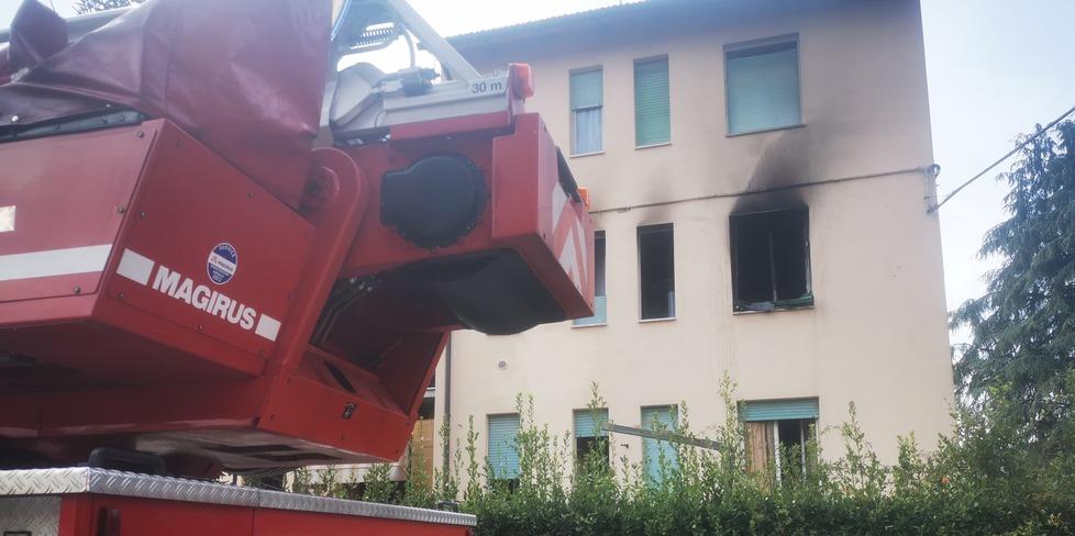Pistoia, casa in fiamme: anziana salvata da un vigile del fuoco fuori servizio