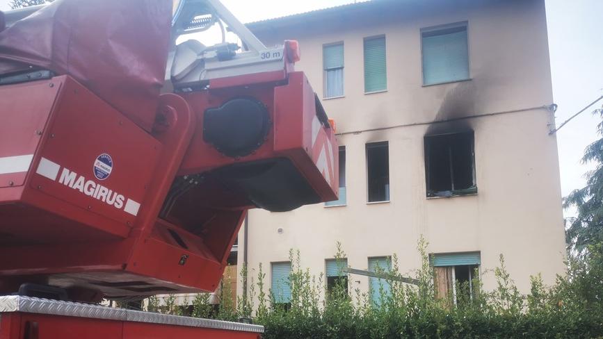 Pistoia, casa in fiamme: anziana salvata da un vigile del fuoco fuori servizio