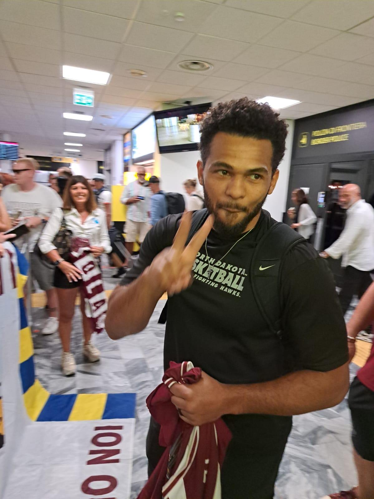 Libertas, è atterrato Hooker: abbraccio amaranto all’aeroporto