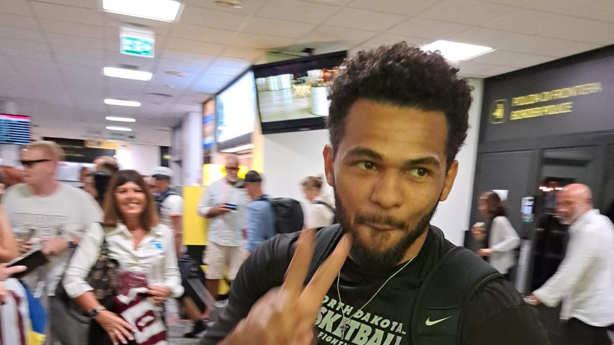 Libertas, è atterrato Hooker: abbraccio amaranto all’aeroporto