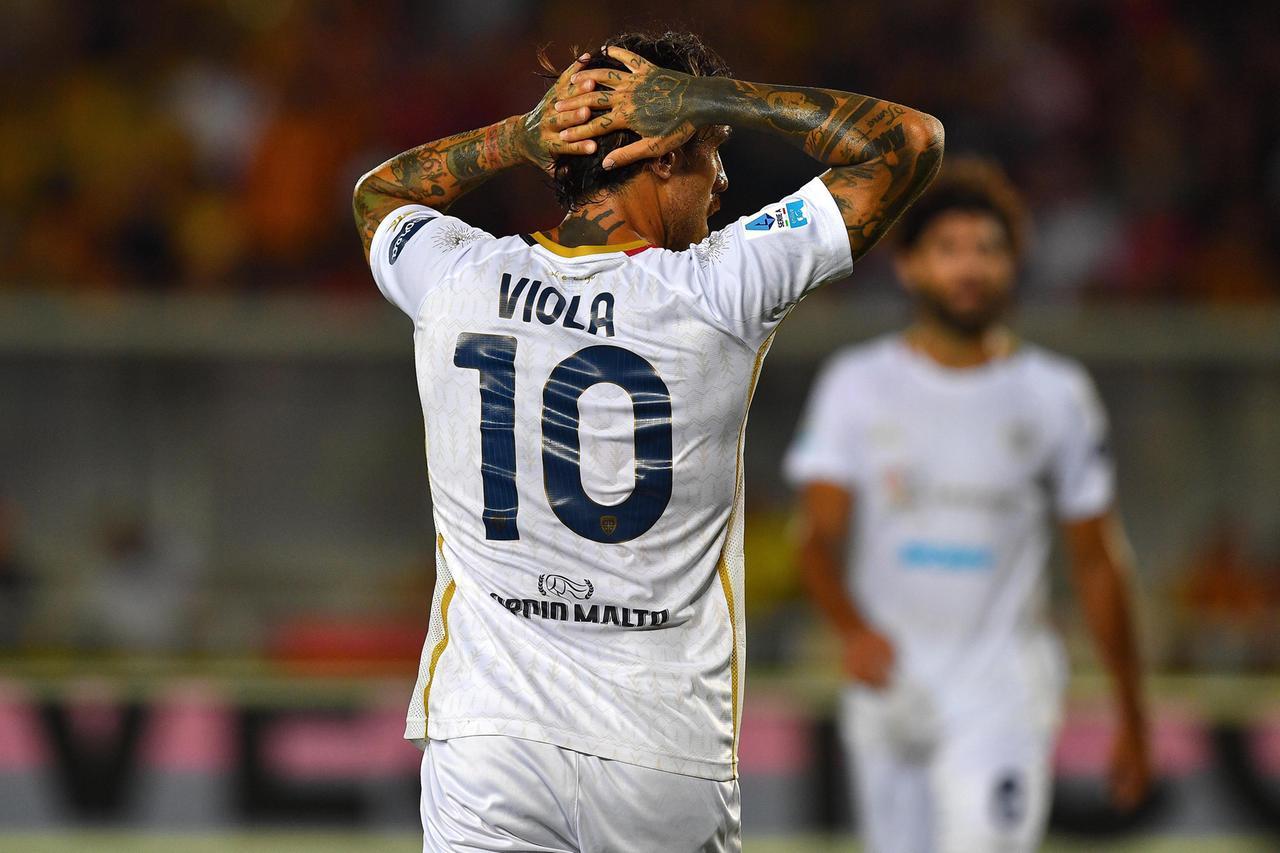 
	<strong>Nicolas Viola</strong> si dispera dopo aver colpito la traversa a botta sicura nel finale

