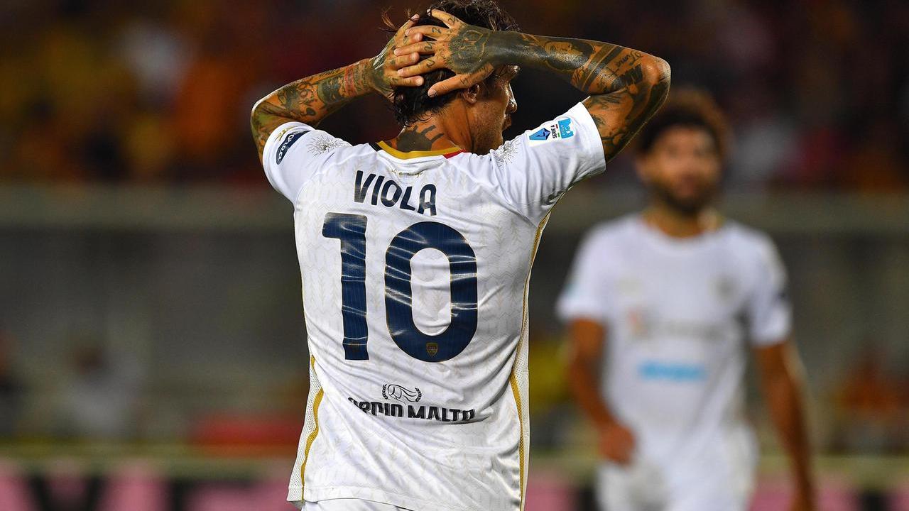 <strong>Nicolas Viola</strong> si dispera dopo aver colpito la traversa a botta sicura nel finale