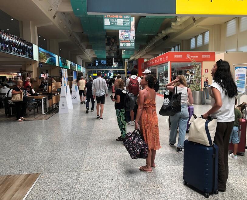 Olbia, si scola una bottiglia di vodka e dà spettacolo in aeroporto 
