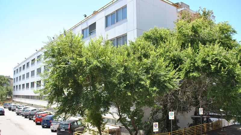 <usng-titolo>Muore nella stanza dell’ospedale a Sassari, i figli: «Era in un lago di sangue»</usng-titolo>