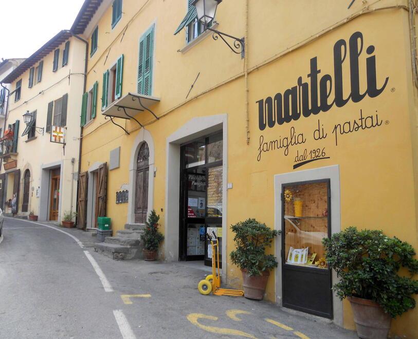 L’esterno del pastificio Martelli a Lari