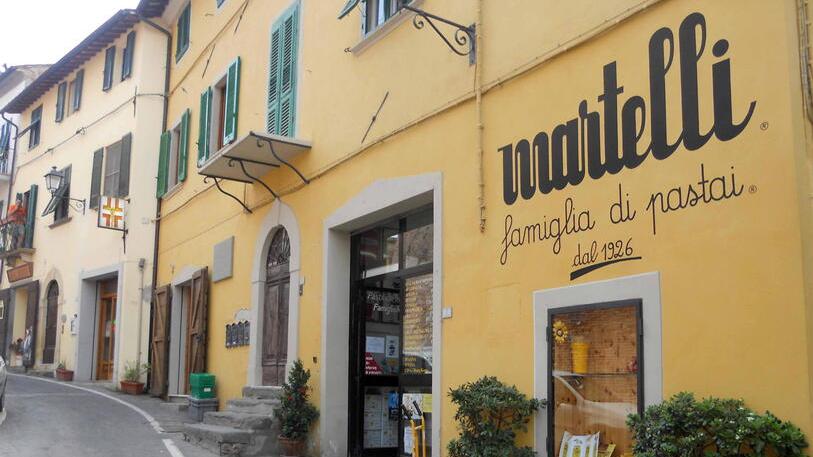 L’esterno del pastificio Martelli a Lari