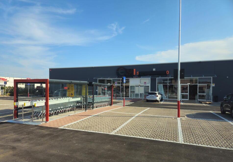 Il punto vendita Emi in via Orcagna pronto ad aprire i battenti tra un paio di giorni (foto Agenzia Bf)