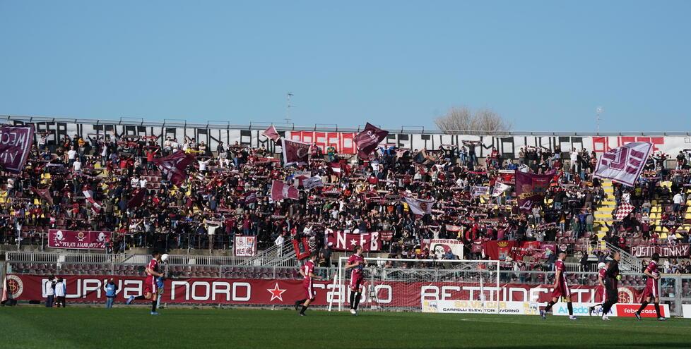 Vuole fondare un club del Livorno a Pisa, ma dopo le minacce cambia idea e denominazione