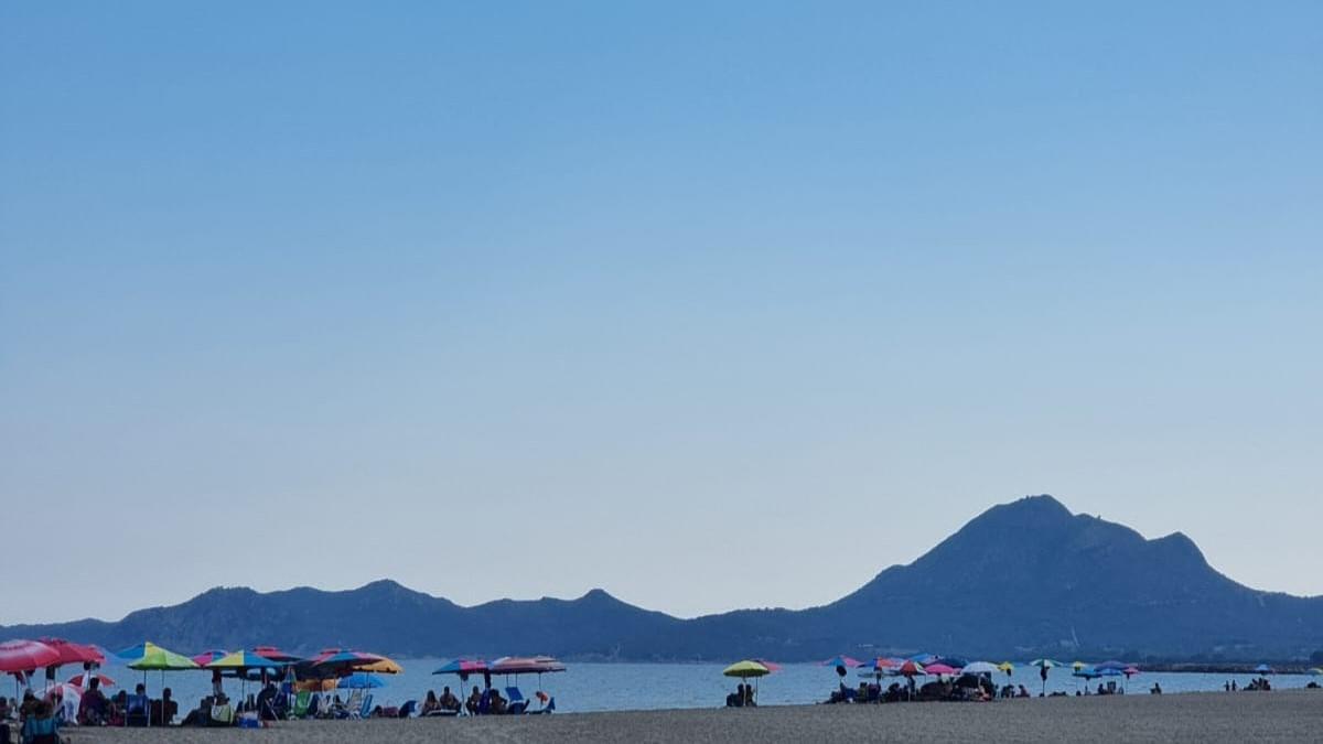 Malore sulla spiaggia di Colostrai: muore un medico