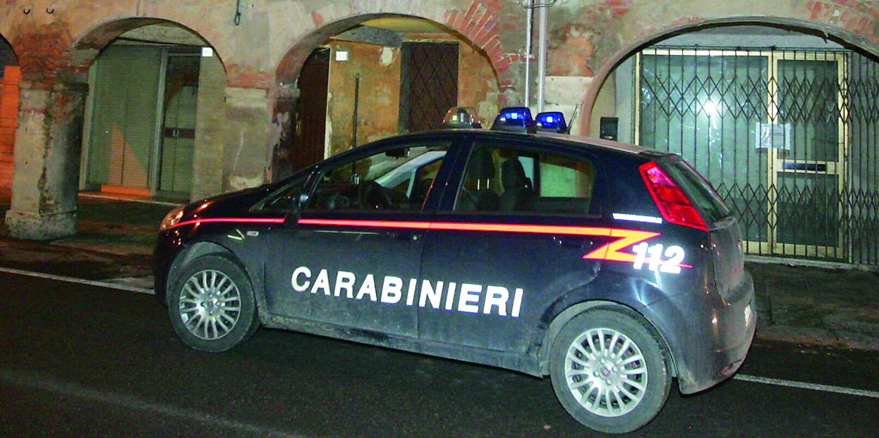 Spray al peperoncino sugli occhi per rapinarli della borsa davanti casa