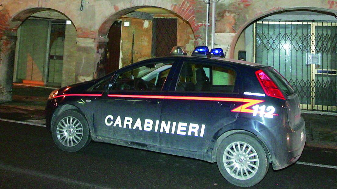 Spray al peperoncino sugli occhi per rapinarli della borsa davanti casa