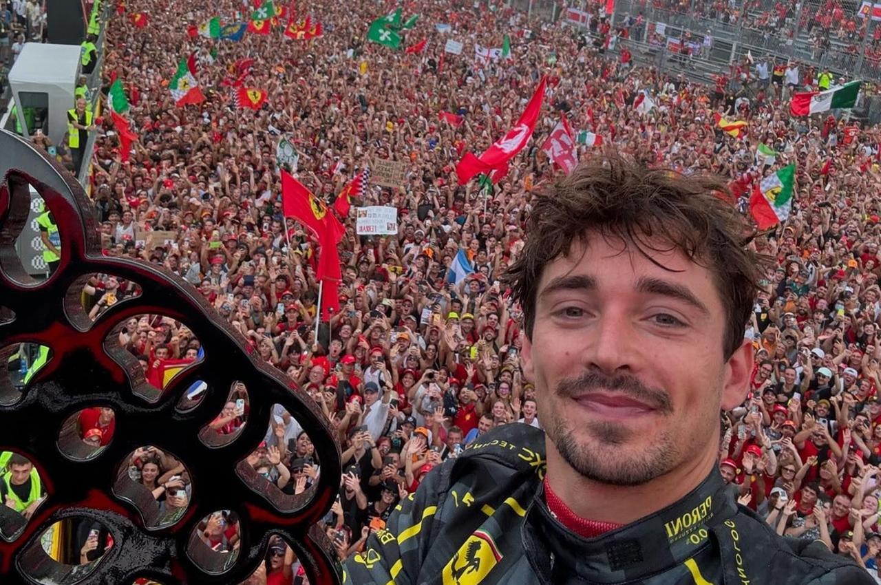 Leclerc, il selfie coi tifosi Ferrari dopo la vittoria a Monza: «Siete i numeri 1»