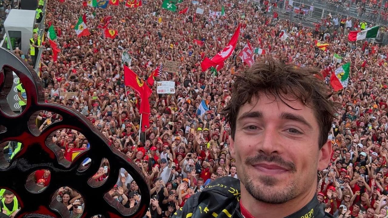 Leclerc, il selfie coi tifosi Ferrari dopo la vittoria a Monza: «Siete i numeri 1»