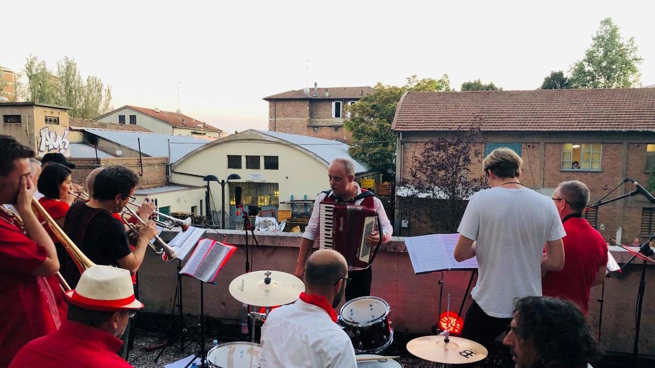 Suoni dai balconi, tornano i concerti “sospesi” per un pubblico con il naso all’insù