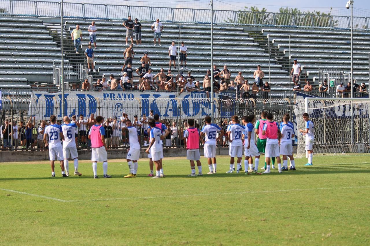 
	I giocatori del Prato sotto la curva alla fine della partita (foto Tarducci)

