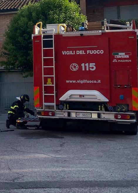 Ferrara, cade da una scaletta e si infilza nella recinzione. Soccorso dai vicini di casa