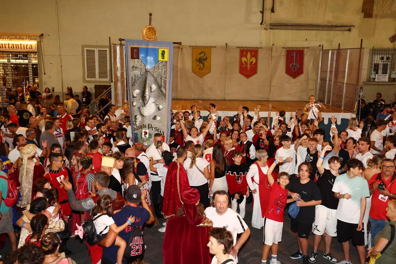 
	La gioia dei rionali di Santa Maria con il cencio (foto Nucci/Innocenti)

