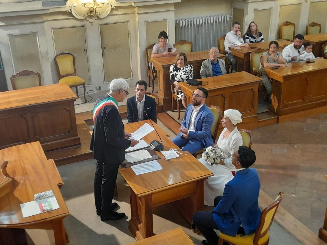 Fiori d’arancio per l’assessora Marwa Mahmoud: sorrisi e tanta emozione in Sala del Tricolore