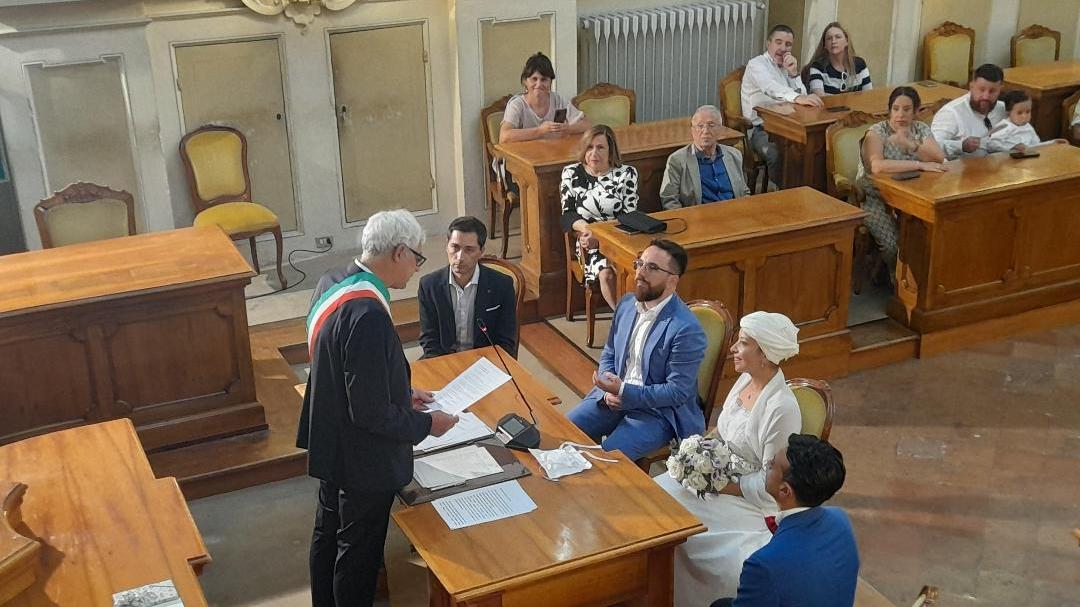 Fiori d’arancio per l’assessora Marwa Mahmoud: sorrisi e tanta emozione in Sala del Tricolore