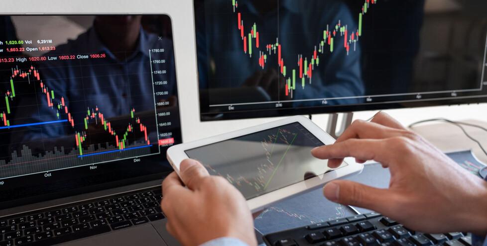 Un broker finanziario al lavoro (foto d’archivio)