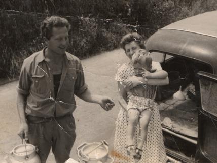 Un’immagine di Remo Drovandi da giovane lattaio mentre distribuisce il latte