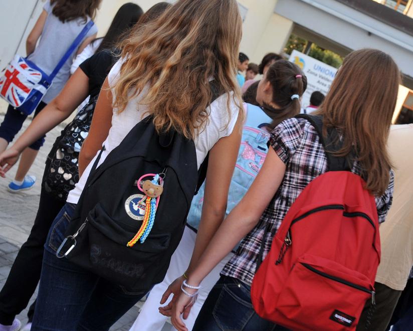 Studenti all’ingresso a scuola per la prima campanella che quest’anno suonerà per tutti il 16 settembre (archivio)