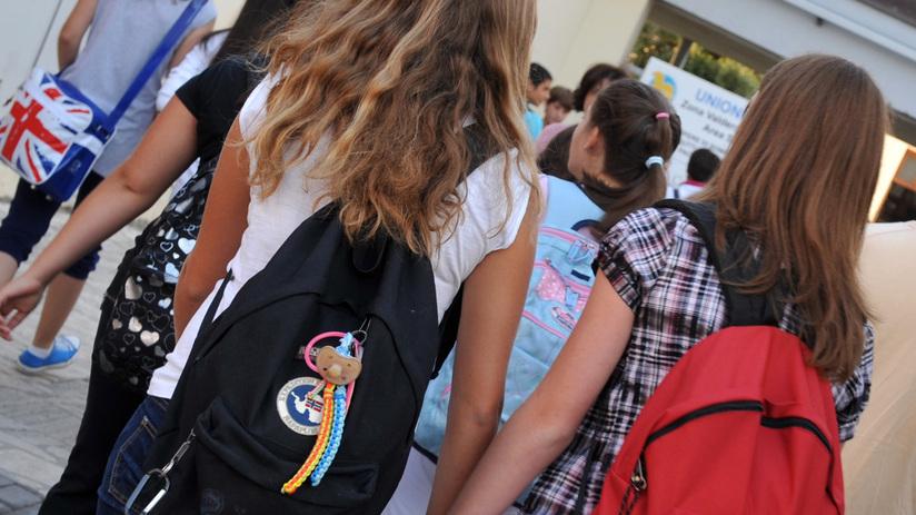 Studenti all’ingresso a scuola per la prima campanella che quest’anno suonerà per tutti il 16 settembre (archivio)