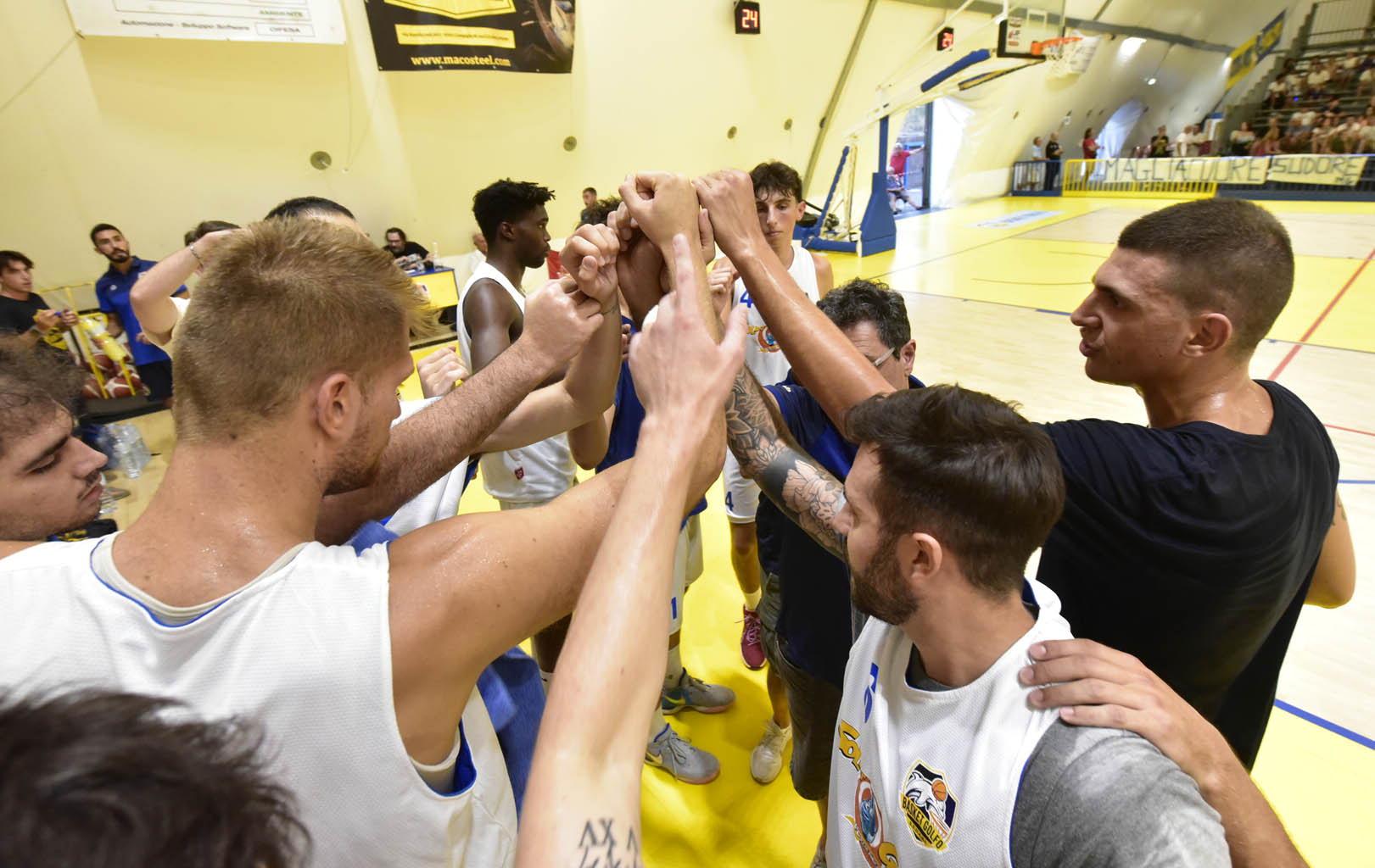 Il saluto prima del via alla partita dei giocatori del Golfo