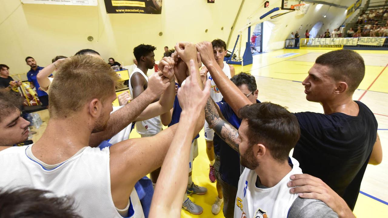 Il saluto prima del via alla partita dei giocatori del Golfo
