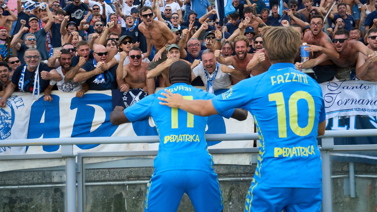 Gyasi e Fazzini festeggiano il gol del pareggio al Bologna insieme ai tifosi azzurri (foto Empoli Fc)