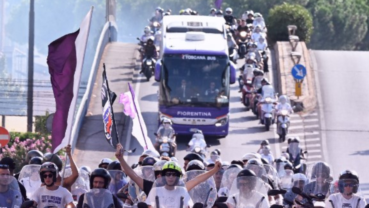 I tifosi che hanno scortato il pullmann (foto acfiorentina.com)