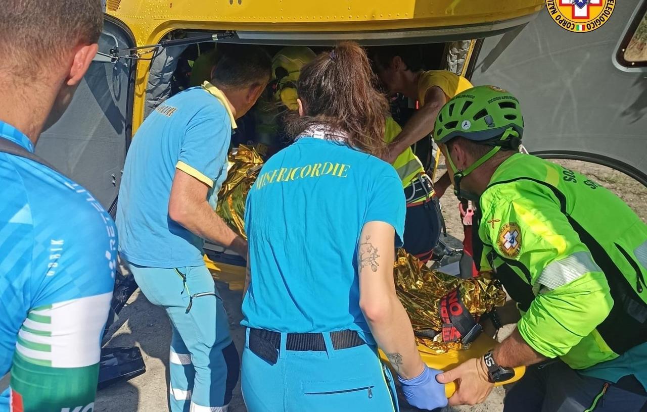 Cade in mountain bike lungo la via Vandelli: soccorsa con l’elicottero