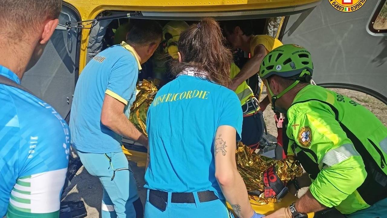 Cade in mountain bike lungo la via Vandelli: soccorsa con l’elicottero