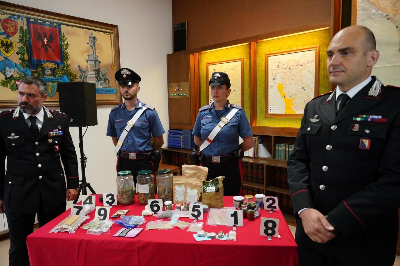 
	Il sequestro dei carabinieri e, da sinistra, il maggiore Guido Cioli (a capo del nucleo investigativo labronico), due sovrintendenti e il tenente colonnello Rocco Taurasi, responsabile del reparto operativo di Livorno

